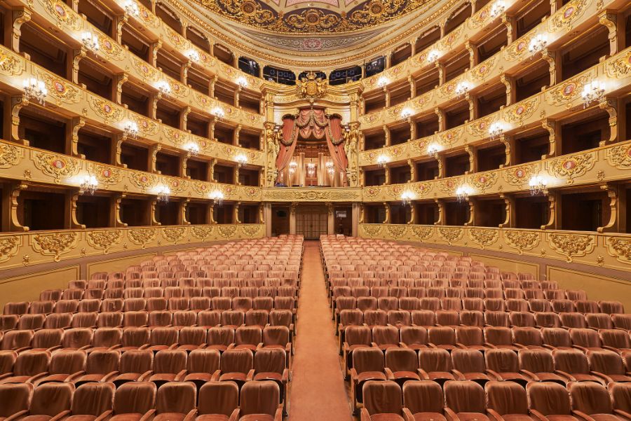 Directora artística do Teatro Nacional de São Carlos auto-selecciona-se para óperas e recebe por contratos à margem da lei