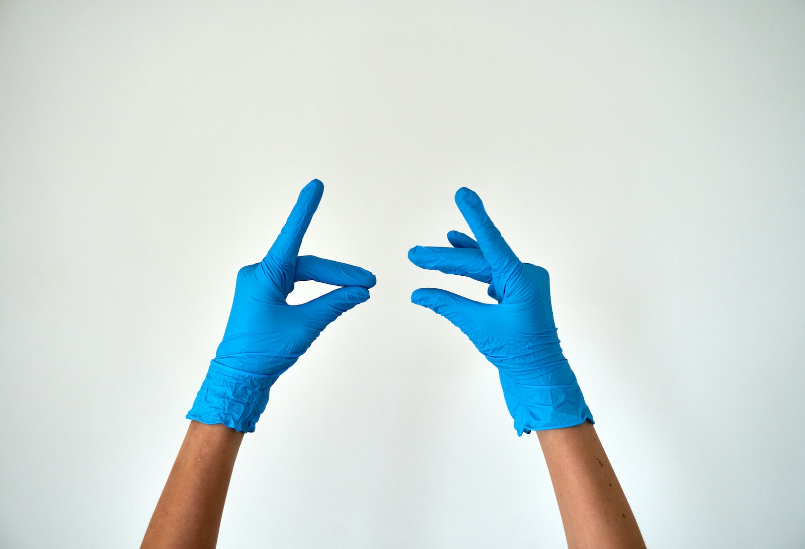 person in blue long sleeve shirt showing peace sign