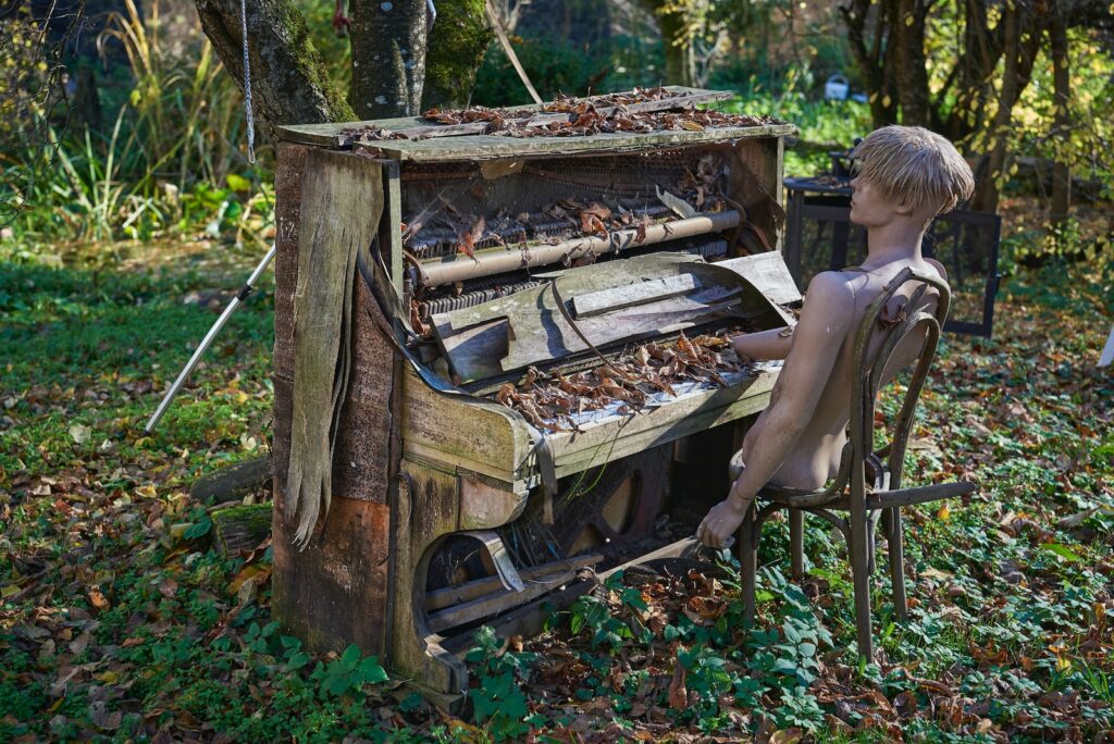 brown wooden piano