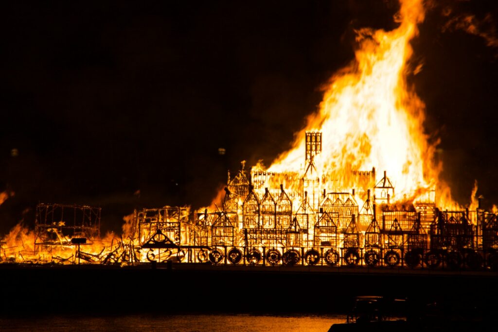 burning building during night time